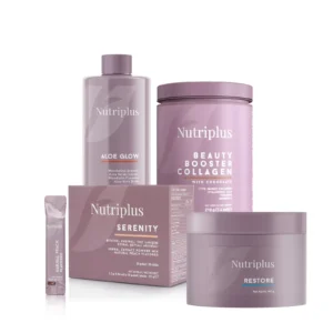 Objavte rad Nutriplus - starostlivo vybrané nápoje a doplnky pre každodennú starostlivosť o telo i myseľ. Každý produkt kombinuje prírodné ingrediencie a moderné zloženie pre hydratáciu, regeneráciu, podporu krásy a vnútornú pohodu . Ideálne pre aktívny životný štýl, regeneráciu po záťaži aj ako súčasť vašej beauty rutiny. Vyberte si jednotlivo alebo ako darček - zdravie a pohoda v praktickom balení. Nutriplus Aloe Glow Mandarin Obsahuje 40% šťavy z listov Aloe vera , ktorá tradične podporuje zdravé trávenie a metabolizmus . Podporuje detoxikáciu organizmu a pocit ľahkosti. Tekutý koncentrát s ovocnou mandarínkovou príchuťou, ktorý sa ľahko mieša do vody. Vhodné pre vegánov, bez GMO a bez pridaných cukrov (sladené steviou). Ideálna ako denná podpora trávenia a pitného režimu. Nutriplus Serenity Peach (čaj) Bylinný čaj s prírodnými extraktmi , ktorý pomáha upokojiť telo a myseľ - vhodný pri strese či náročnom dni. Môže napomáhať detoxikácii organizmu a zrýchliť metabolizmus vďaka bylinným zložkám (napr. zelený a čierny čaj). Bez kofeínu, cukru a sladidiel, čo ho robí vhodným na pokojnejšie večerné pitie. Príjemná broskyňová chuť podporuje relaxáciu pri pití čaju. Nutriplus Beauty Booster Collagen Obsahuje kolagén typu I a III , ktoré sú kľúčové pre pevnosť a pružnosť pleti . Podporuje zdravie vlasov a nechtov - pomáha zlepšiť ich vzhľad a silu. Doplnený vitamínom C , ktorý zvyšuje využiteľnosť kolagénu v tele. Ideálne pre každodennú starostlivosť o krásu a mladistvejší vzhľad pleti. Nutriplus Restore Instantný nápoj navrhnutý na relaxáciu a regeneráciu po náročnom dni . Obsahuje horčík , ktorý podporuje uvoľnenie svalov a lepší spánok . Ďalej minerály ako zinok, vápnik a vitamín D , ktoré prispievajú k zdraviu kostí, svalov a celkovej vitalite . Podpora regenerácie organizmu a celkovej pohody pri pravidelnom užívaní.