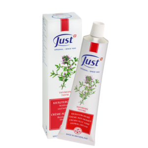 Just tymiánový krém 30 ml je oblíbený bylinný krém se svěží, intenzivní vůní tymiánu, který je vhodný pro každodenní péči o pokožku a příjemné uvolnění zejména v chladném období. Díky jemné krémové konzistenci se snadno roztírá, rychle vstřebává a zanechává pokožku hebkou a provoněnou. Praktické balení 30 ml je ideální do kabelky, na cesty i pro rychlé použití kdykoliv během dne. Krém je vhodný k masáži hrudníku, zad i šíje, kdy navozuje pocit komfortu, svěžesti a uvolnění. Je oblíbený zejména v období zimy a při nepříznivém počasí. Švýcarská kvalita Just zaručuje pečlivě vybrané ingredience a příjemný pečující zážitek pro celou rodinu. Hlavní výhody: bylinný krém s obsahem tymiánu vhodný pro péči o pokožku a masáž příjemná aromatická vůně praktické balení 30 ml na doma i na cesty švýcarská kvalita Just